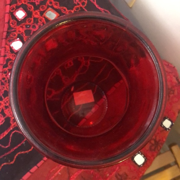 Holiday-ready red glass vase - Picture 2 of 3